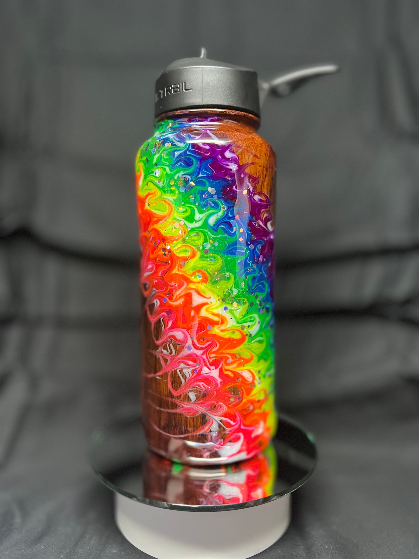 32oz Hydro Bougie Rainbow on Woodgrain