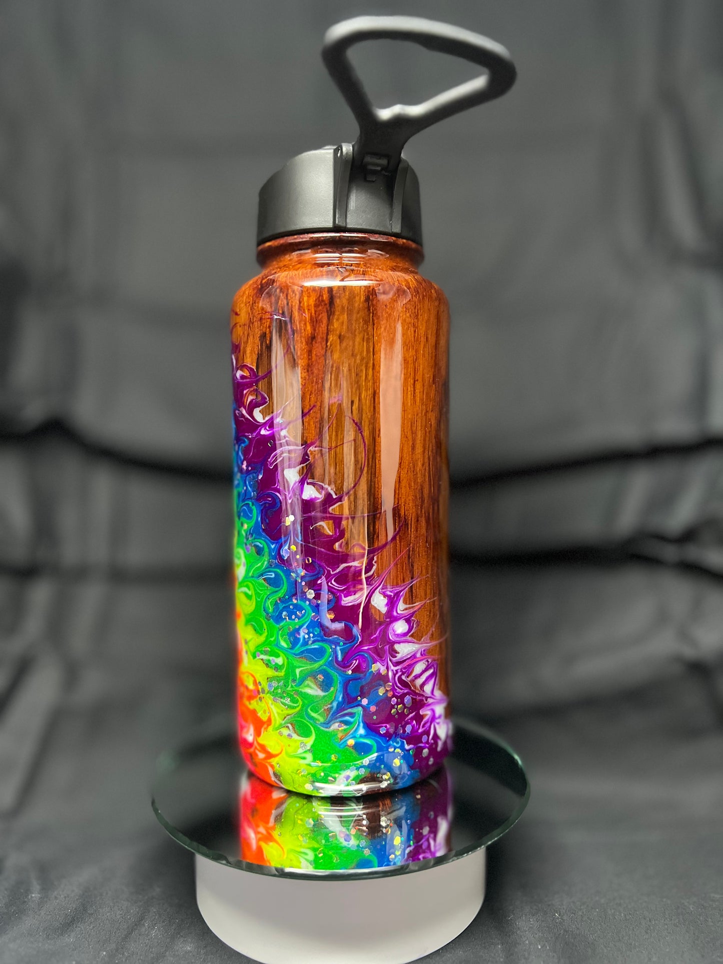 32oz Hydro Bougie Rainbow on Woodgrain