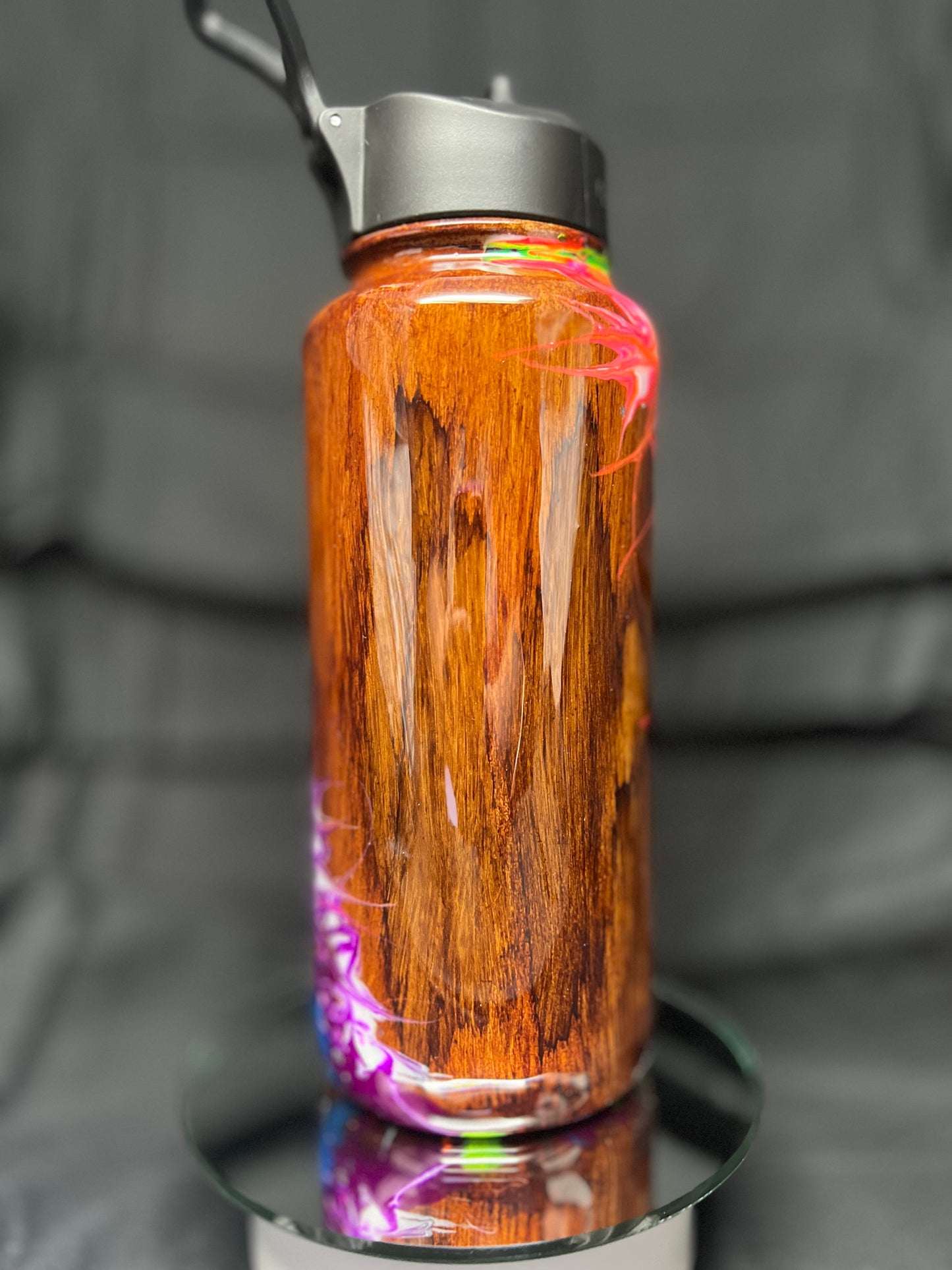 32oz Hydro Bougie Rainbow on Woodgrain